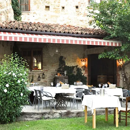 펜션 Mansion In Langhe With Pool And Winery Charm